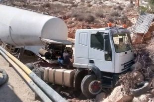 انزلاق شاحنة إسمنت في مدخل درنة دون إصابات