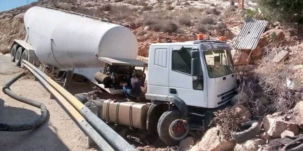 انزلاق شاحنة إسمنت في مدخل درنة دون إصابات
