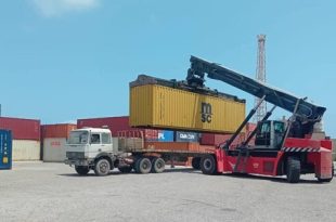 وصول شحنة جديدة من المعدات الكهربائية إلى ميناء طرابلس 