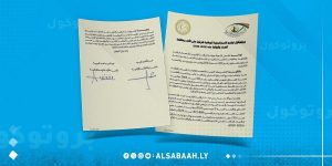 اعتماد أول استراتيجية وطنية للرقابة ومكافحة الفساد في ليبيا (2025–2030) اعتمد رسميًا اليوم أول استراتيجية وطنية شاملة للرقابة على الأداء ومكافحة الفساد والوقاية منه، للفترة الممتدة من 2025 حتى 2030، وذلك بتوقيع بروتوكول رسمي في 9 ديسمبر 2024، من قبل رئيس هيئة الرقابة الإدارية عبد الله قادريوه، ورئيس حكومة الوحدة الوطنية عبد الحميد الدبيبة. وتأتي هذه الخطوة في إطار سعي الدولة لتعزيز مبادئ الشفافية والنزاهة والحوكمة الرشيدة داخل مؤسساتها، إلى جانب التزامها بتطبيق المعايير الدولية، وعلى رأسها اتفاقية الأمم المتحدة لمكافحة الفساد. وتهدف الاستراتيجية إلى تطوير منظومة الرقابة، وتحسين الأداء المؤسسي، والوقاية من التجاوزات الإدارية والمالية، من خلال أدوات رقابية فعالة وتعاون وطني ودولي واسع، بما يضمن خلق بيئة مؤسسية خالية من الفساد تدعم الاستقرار والتنمية المستدامة .