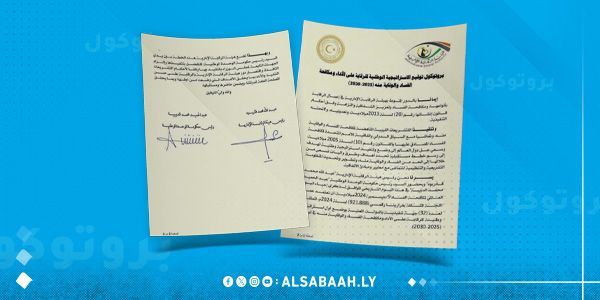 اعتماد أول استراتيجية وطنية للرقابة ومكافحة الفساد في ليبيا (2025–2030) اعتمد رسميًا اليوم أول استراتيجية وطنية شاملة للرقابة على الأداء ومكافحة الفساد والوقاية منه، للفترة الممتدة من 2025 حتى 2030، وذلك بتوقيع بروتوكول رسمي في 9 ديسمبر 2024، من قبل رئيس هيئة الرقابة الإدارية عبد الله قادريوه، ورئيس حكومة الوحدة الوطنية عبد الحميد الدبيبة. وتأتي هذه الخطوة في إطار سعي الدولة لتعزيز مبادئ الشفافية والنزاهة والحوكمة الرشيدة داخل مؤسساتها، إلى جانب التزامها بتطبيق المعايير الدولية، وعلى رأسها اتفاقية الأمم المتحدة لمكافحة الفساد. وتهدف الاستراتيجية إلى تطوير منظومة الرقابة، وتحسين الأداء المؤسسي، والوقاية من التجاوزات الإدارية والمالية، من خلال أدوات رقابية فعالة وتعاون وطني ودولي واسع، بما يضمن خلق بيئة مؤسسية خالية من الفساد تدعم الاستقرار والتنمية المستدامة .