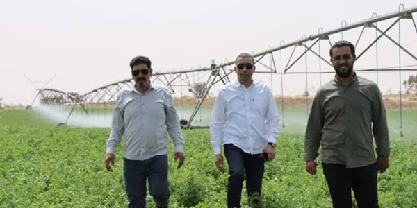 تواصل عمليات التسميد لرفع كفاءة الإنتاج الزراعي بالمنطقة الوسطى