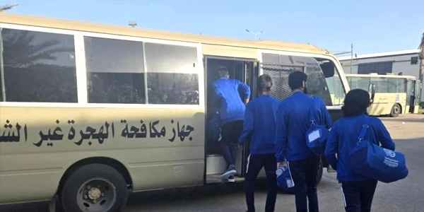 ترحيل مهاجرين غير شرعيين باكستانيين عبر مطار معيتيقة الدولي