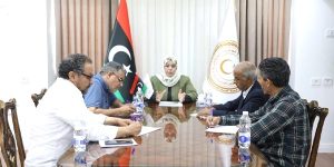 الكيلاني تتابع صرف منح النازحين وتؤكد على تعزيز الحماية الاجتماعية