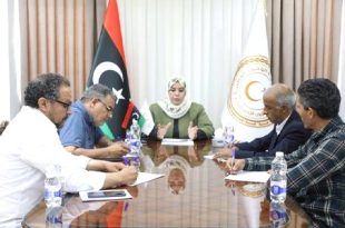 الكيلاني تتابع صرف منح النازحين وتؤكد على تعزيز الحماية الاجتماعية