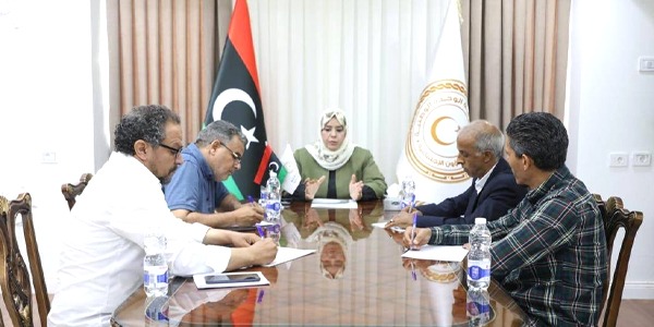 الكيلاني تتابع صرف منح النازحين وتؤكد على تعزيز الحماية الاجتماعية