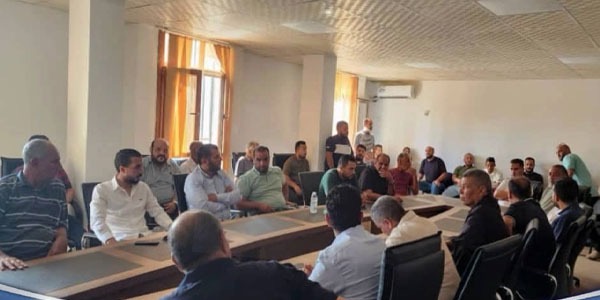 اجتماع أمني بالجفارة لتنظيم وتأمين توزيع الوقود بالمحطات