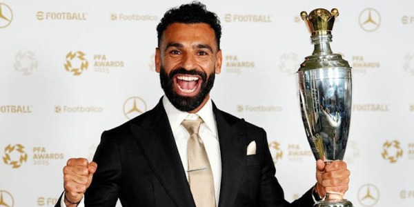 محمد صلاح يتوج بجائزة أفضل لاعب في الدوري الإنجليزي للمرة الثالثة ويدخل التاريخ
