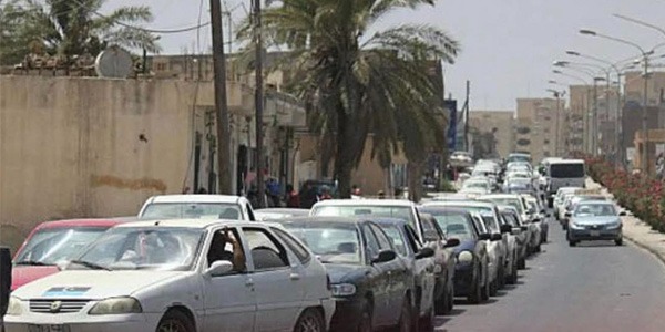 ازدحام محطات الوقود والبريقة تؤكد انتظام العمل