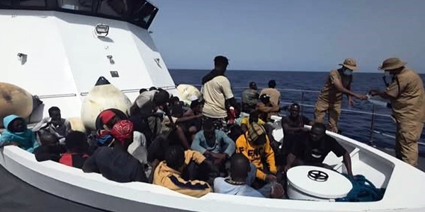 أمن السواحل ينقذ 58 مهاجرًا قبالة سواحل زوارة