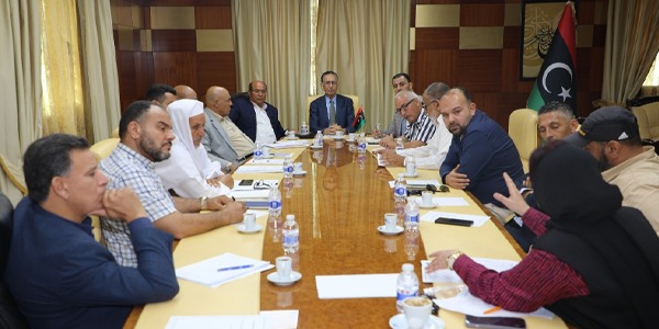 وزير الاقتصاد يتابع تعزيز الحركة التجارية عبر منفذ رأس جدير