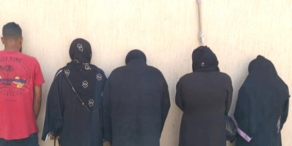 ضبط تشكيل نسائي يستغل مواقع التواصل الاجتماعي  في الابتزاز والنصب والتهديد