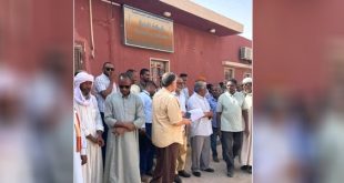 موظفو شركة البنية للاستثمار بسبها يحتجون على تأخر رواتبهم
