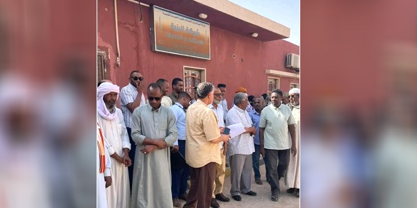 موظفو شركة البنية للاستثمار بسبها يحتجون على تأخر رواتبهم