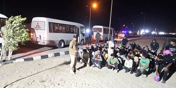 ترحيل 103 مهاجرين مصريين غير شرعيين عبر منفذ أمساعد