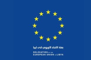 الاتحاد الأوروبي يرحب بخارطة طريق بعثة الأمم المتحدة في ليبيا رحبت بعثة الاتحاد الأوروبي والبعثات الدبلوماسية للدول الأعضاء في ليبيا بخارطة الطريق السياسية الجديدة التي قدمتها الممثلة الخاصة للأمين العام للأمم المتحدة في ليبيا، هانا تيتيه، أمام مجلس الأمن الدولي في 21 أغسطس 2025. وأشادت البعثة بالخطة الشاملة لبعثة الأمم المتحدة للدعم في ليبيا (UNSMIL)، والتي تستند إلى مشاورات مكثفة مع الشعب الليبي، مؤكدة أن ركائز الخارطة الثلاث – الإطار القانوني للانتخابات، توحيد المؤسسات، والحوار الوطني المنظم – توفر مسارًا واضحًا لإنهاء الجمود السياسي وإجراء الانتخابات. ودعت بعثة الاتحاد الأوروبي جميع الأطراف الليبية إلى الإسراع في تنفيذ الخطوات الأولية، بما في ذلك إعادة تشكيل مفوضية الانتخابات وتعديل الأطر الانتخابية، مشددة على دعمها الكامل للحوار الوطني الذي يضع الشعب الليبي في صميم العملية السياسية، ومعلنة استعدادها لتقديم الدعم اللازم لنجاح الخطة، ومحاسبة من يعيقون التقدم. وفي الوقت نفسه،أدانت البعثة بشدة إطلاق الصاروخ بالقرب من مقر بعثة الأمم المتحدة للدعم في ليبيا أثناء إحاطة الممثلة الخاصة للأمين العام، واعتبرته عملاً ترهيبيًا غير مقبول، مشيدة بسرعة استجابة السلطات الليبية ومجددة دعمها القوي لالتزام بعثة الأمم المتحدة بالسلام والاستقرار. واختتم البيان بتأكيد التزام الاتحاد الأوروبي الكامل بدعم استقرار وسيادة ووحدة ليبيا، معربًا عن تطلعه إلى التنفيذ الفعال لخارطة الطريق لتحقيق سلام دائم وحوكمة ديمقراطية في البلاد.