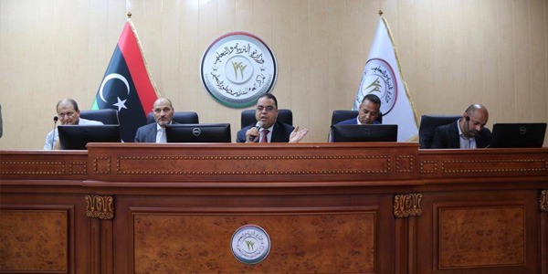 وزير التعليم يناقش مخالفات المدرسة الباكستانية ويشدد على تصحيح أوضاعها