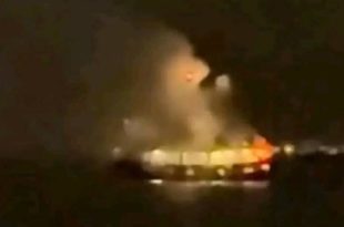 تضارب الأنباء حول أسباب حريق "سفينة الصمود" بتونس