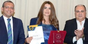 تكريم التشكيلية الليبية إلهام الفرجاني في الملتقى العربي الأول للرسم والتصوير – دهب 2025
