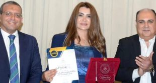 تكريم التشكيلية الليبية إلهام الفرجاني في الملتقى العربي الأول للرسم والتصوير – دهب 2025