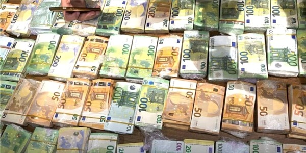 الجمارك توقف 3 سيدات حاولن تهريب أكثر من مليون يورو عبر مطار معيتيقة