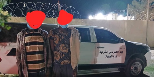 ضبط مهاجرين غير شرعيين مصابين بالتهاب الكبد الوبائي يجمعون التمور