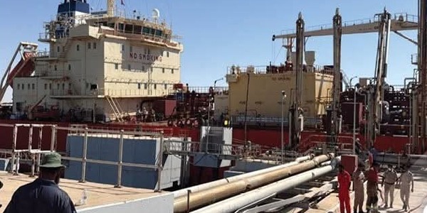 السيطرة على حريق في ناقلة أمونيا بميناء البريقة