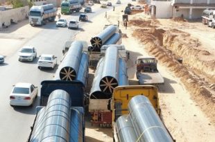 وصول مواسير عملاقة لشبكة تصريف مياه الأمطار بمشروع طريق السراج المزدوج