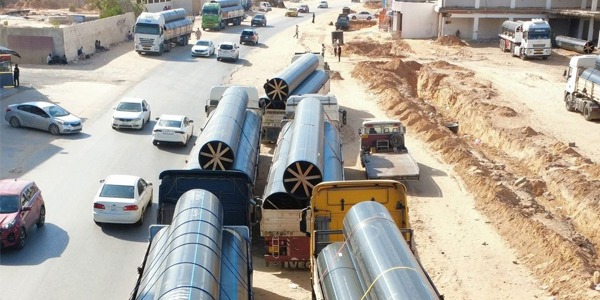 وصول مواسير عملاقة لشبكة تصريف مياه الأمطار بمشروع طريق السراج المزدوج