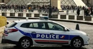 القبض على مشتبهَين في سرقة مجوهرات من متحف اللوفر الفرنسي