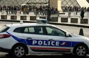 القبض على مشتبهَين في سرقة مجوهرات من متحف اللوفر الفرنسي