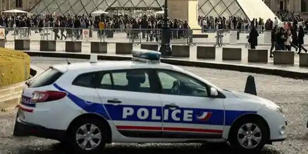 القبض على مشتبهَين في سرقة مجوهرات من متحف اللوفر الفرنسي