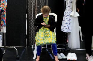 دراسة: الاستخدام المفرط للشاشات يضر بقدرات الطفل في القراءة والرياضيات