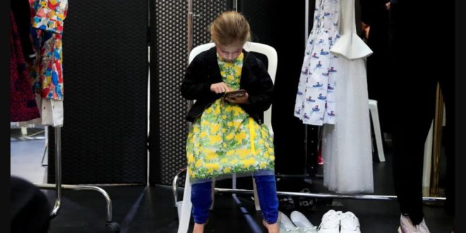 دراسة: الاستخدام المفرط للشاشات يضر بقدرات الطفل في القراءة والرياضيات