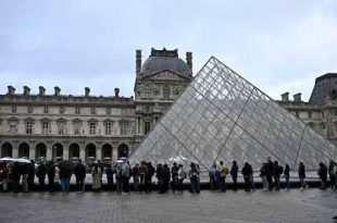 متحف اللوفر يعيد فتح أبوابه بعد عملية سرقة حلي