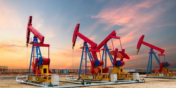 النفط يرتفع بعد تراجع المخزونات الأمريكية وبرنت يسجل 64 دولارا