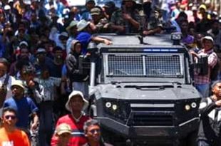 رئيس مدغشقر يغادر البلاد ومظاهرات تعم البلاد