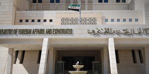 الخارجية السورية تبدأ في منح تذاكر المرور للسوريين المقيمين في ليبيا للعودة إلى الوطن