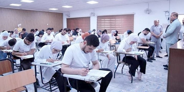 هل يلبي التعليم الجامعي طموحات الطلبة؟