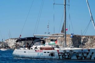 الاحتلال الإسرائيلي يعترض أسطول الصمود ويعتقل مئات النشطاء بينهم غريتا ثونبرغ وحفيد مانديلا