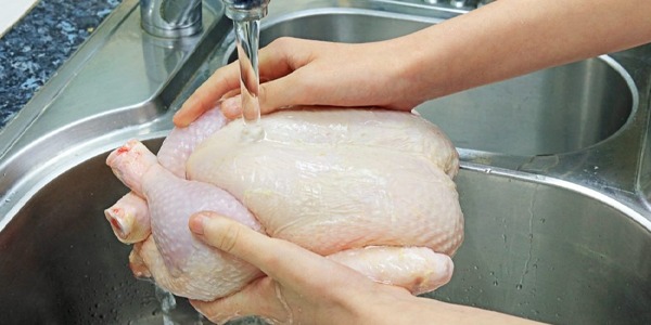 لا تغسلوا الدجاج النيئ: عادة "نظافة" قد تنشر بكتيريا السالمونيلا في مطبخك