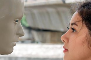 الذكاء الاصطناعي يصوّر النساء أصغر سناً وأقل خبرة من الرجال