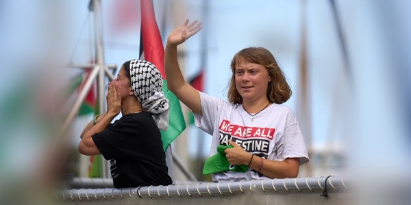 محامية تُصعّد قضية "تونبيرغ" للأمم المتحدة وتتهم الاحتلال بضربها والإجبار على تقبيل العلم