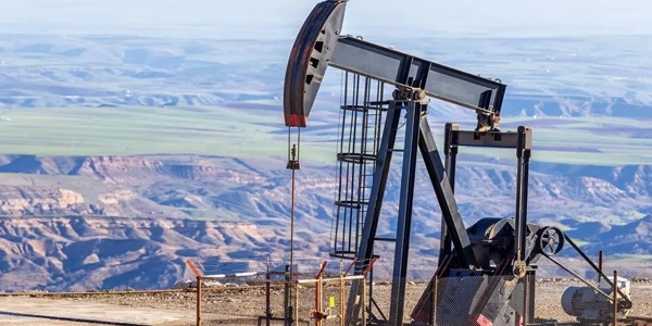 أسعار النفط تتراجع وبرنت يسجل 65 دولارا للبرميل