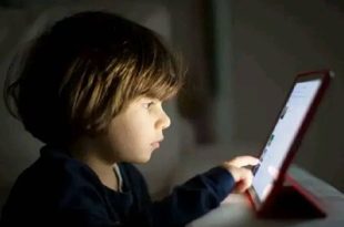 أستراليا تحظر منصات التواصل على المراهقين