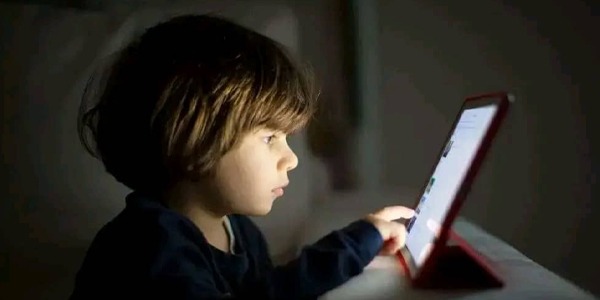 أستراليا تحظر منصات التواصل على المراهقين