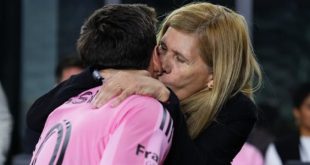 ميسي .. لقطة حضن الأم تخطف القلوب