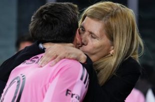 ميسي .. لقطة حضن الأم تخطف القلوب