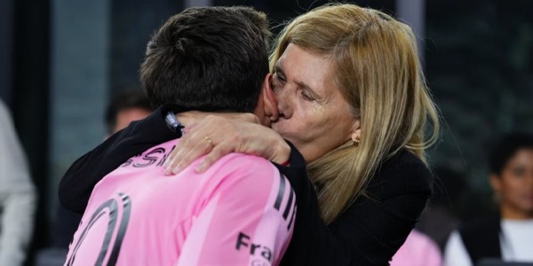 ميسي .. لقطة حضن الأم تخطف القلوب