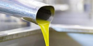 رصد محاولات لخلط زيت الزيتون بزيوت أرخص